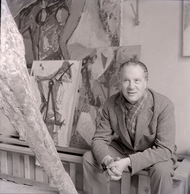 © Otto Piene wurde in Laasphe geboren, wo sein Vater Gründungs-Schulleiter des Laaspher Gymnasiums war, und wuchs in Lübbecke auf. Nach dem Abitur 1947 studierte er von 1949 bis 1950 Malerei und Kunsterziehung an der Akademie der Bildenden Künste in München und von 1950 bis 1953 an der Kunstakademie in Düsseldorf. Zwischen 1951 und 1964 wirkte er als Dozent an der Modeschule in Düsseldorf. Von 1953 bis 1957 belegte er an der Universität zu Köln den Studiengang Philosophie und schloss mit dem Staatsexamen ab. Als Reaktion auf das abstrakte Informel gründete Piene gemeinsam mit Heinz Mack am 11. April 1957 in Düsseldorf die später international einflussreiche Künstlergruppe ZERO („Nullpunkt der Kunst“), der sich im Jahr 1961 auch Günther Uecker anschloss. An der University of Pennsylvania übernahm er 1964 eine Gastprofessur. Von 1968 bis 1971 war er Fellow des 1967 von Gyorgy Kepes gegründeten Center for Advanced Visual Studies (CAVS). Den Ruf auf einen Lehrstuhl an der Staatlichen Akademie der Bildenden Künste Stuttgart 1971 lehnte er ab. 1972 wurde er Professor of Visual Design for Environmental Art (Professor der Umweltkunst) am Massachusetts Institute of Technology, das ihn 1974 zum Direktor des CAVS berief, dessen Leitung er bis 1994 innehatte. Im Dezember 2008 war Piene zusammen mit Heinz Mack, Günther Uecker und der Stiftung Museum Kunstpalast Mitbegründer der ZERO foundation. Die Künstler stifteten 40 Werke sowie ihre Archive der ZERO-Zeit mit Fotografien und Dokumenten. Die Landeshauptstadt Düsseldorf fördert die Stiftung über einen Zeitraum von 30 Jahren. Die bei der Gründung der Gruppe „ZERO“ vorherrschende Idee war ein von der Ebene „Null“ ausgehender kompletter Neubeginn in der Malerei und die Einbeziehung in das künstlerische Schaffen von Licht (und Schatten) sowie – für Piene – auch von Feuer. Ihre Anschauung verbreiteten Mack und Piene bis 1961 in der Zeitschrift „ZERO“. Im Jahr 1959 entwarf Piene unter Bezugnahme auf elementare Naturenergien Lichtballette und Rauchbilder, bei denen er sich auf die Fumage des Surrealisten Wolfgang Paalen bezog, der 1959 verstorben war und dem er im selben Jahr eine Arbeit widmete. Die Spuren von Feuer und Rauch sind wichtige Elemente dieser Werke. Er experimentierte außerdem mit Multimedia-Kombinationen (1960). Bekannt ist Piene insbesondere durch das Lichtballett und weitere lichtkinetische Arbeiten. Außerdem schuf er aufgrund seiner intensiven Auseinandersetzung mit Licht und Bewegung Luft- und Lichtskulpturen. Einer der bekannten Werk-Zyklen von Otto Piene steht unter dem Titel „Blue Planet / Blauer Planet“. Piene setzt sich damit für den Erhalt unseres Blauen Planeten ein, indem er fordert: „Keep the Blue Planet green! / Der Blaue Planet soll grün bleiben!“ Bis zum Jahr 2009 schuf Otto Piene auf der Basis dieses Mottos jährlich neu die Trophäe des Internationalen Blue Planet Awards der Stiftung ethecon (Ethik und Ökonomie) als Unikat. (Quelle: wikipedia) © Otto Piene wurde in Laasphe geboren, wo sein Vater Gründungs-Schulleiter des Laaspher Gymnasiums war, und wuchs in Lübbecke auf. Nach dem Abitur 1947 studierte er von 1949 bis 1950 Malerei und Kunsterziehung an der Akademie der Bildenden Künste in München und von 1950 bis 1953 an der Kunstakademie in Düsseldorf. Zwischen 1951 und 1964 wirkte er als Dozent an der Modeschule in Düsseldorf. Von 1953 bis 1957 belegte er an der Universität zu Köln den Studiengang Philosophie und schloss mit dem Staatsexamen ab. Als Reaktion auf das abstrakte Informel gründete Piene gemeinsam mit Heinz Mack am 11. April 1957 in Düsseldorf die später international einflussreiche Künstlergruppe ZERO („Nullpunkt der Kunst“), der sich im Jahr 1961 auch Günther Uecker anschloss. An der University of Pennsylvania übernahm er 1964 eine Gastprofessur. Von 1968 bis 1971 war er Fellow des 1967 von Gyorgy Kepes gegründeten Center for Advanced Visual Studies (CAVS). Den Ruf auf einen Lehrstuhl an der Staatlichen Akademie der Bildenden Künste Stuttgart 1971 lehnte er ab. 1972 wurde er Professor of Visual Design for Environmental Art (Professor der Umweltkunst) am Massachusetts Institute of Technology, das ihn 1974 zum Direktor des CAVS berief, dessen Leitung er bis 1994 innehatte. Im Dezember 2008 war Piene zusammen mit Heinz Mack, Günther Uecker und der Stiftung Museum Kunstpalast Mitbegründer der ZERO foundation. Die Künstler stifteten 40 Werke sowie ihre Archive der ZERO-Zeit mit Fotografien und Dokumenten. Die Landeshauptstadt Düsseldorf fördert die Stiftung über einen Zeitraum von 30 Jahren. Die bei der Gründung der Gruppe „ZERO“ vorherrschende Idee war ein von der Ebene „Null“ ausgehender kompletter Neubeginn in der Malerei und die Einbeziehung in das künstlerische Schaffen von Licht (und Schatten) sowie – für Piene – auch von Feuer. Ihre Anschauung verbreiteten Mack und Piene bis 1961 in der Zeitschrift „ZERO“. Im Jahr 1959 entwarf Piene unter Bezugnahme auf elementare Naturenergien Lichtballette und Rauchbilder, bei denen er sich auf die Fumage des Surrealisten Wolfgang Paalen bezog, der 1959 verstorben war und dem er im selben Jahr eine Arbeit widmete. Die Spuren von Feuer und Rauch sind wichtige Elemente dieser Werke. Er experimentierte außerdem mit Multimedia-Kombinationen (1960). Bekannt ist Piene insbesondere durch das Lichtballett und weitere lichtkinetische Arbeiten. Außerdem schuf er aufgrund seiner intensiven Auseinandersetzung mit Licht und Bewegung Luft- und Lichtskulpturen. Einer der bekannten Werk-Zyklen von Otto Piene steht unter dem Titel „Blue Planet / Blauer Planet“. Piene setzt sich damit für den Erhalt unseres Blauen Planeten ein, indem er fordert: „Keep the Blue Planet green! / Der Blaue Planet soll grün bleiben!“ Bis zum Jahr 2009 schuf Otto Piene auf der Basis dieses Mottos jährlich neu die Trophäe des Internationalen Blue Planet Awards der Stiftung ethecon (Ethik und Ökonomie) als Unikat. (Quelle: wikipedia)