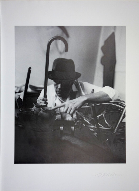 © Galerie Dr. Markus Döbele Nachverkauf 57. Kunstauktion: Erläuterung der Honigpumpe von Joseph Beuys 2.11.1984 im Düsseldorfer Atelier von Beuys | © Galerie Dr. Markus Döbele